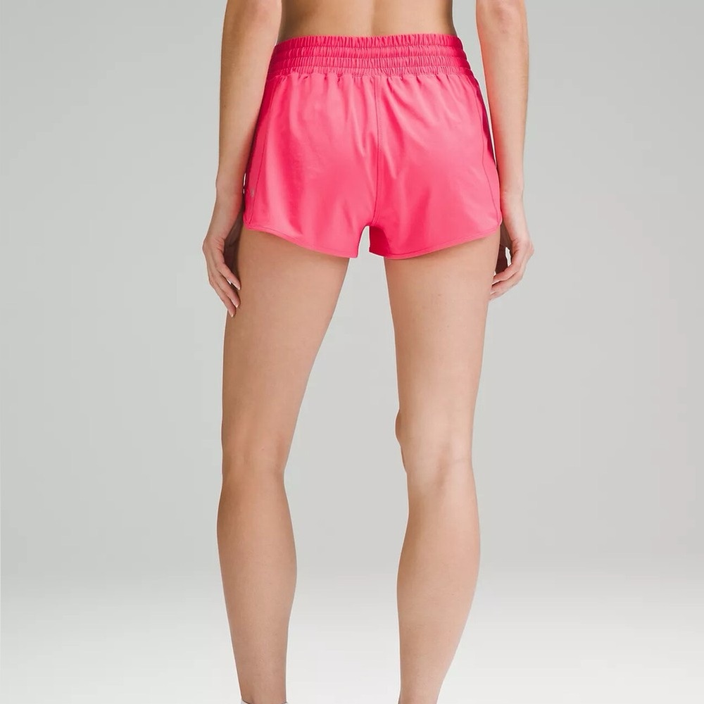 Lip Gloss Hotty Hot High-Rise Short 2.5” Lululemon - Picture 6 of 10